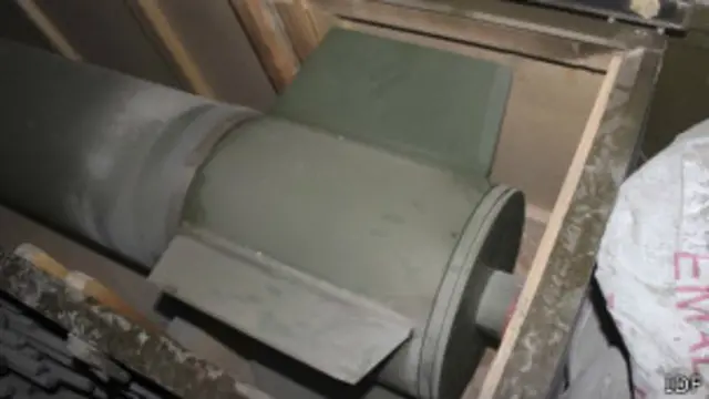 اسرائیلی فوج کے ترجمان بریگیڈیئر جنرل موتی الموز کا کہنا ہے کہ کلوس سی ایرانی جہاز کے ذریعے 150 سے 200 کلو میٹر مار کرنے والے ایم 302 نامی درجنوں میزائل اسرائیلی بندرگاہ آئیلات بھیجے جا رہے تھے