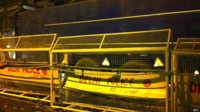 पुलिस बैरीकेड