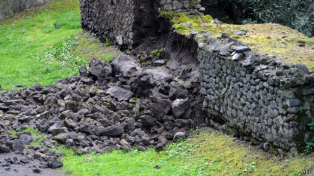 Итальянское правительство винят в бюрократических проволочках