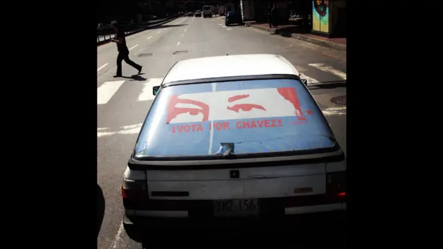 Carros con los ojos de Chávez