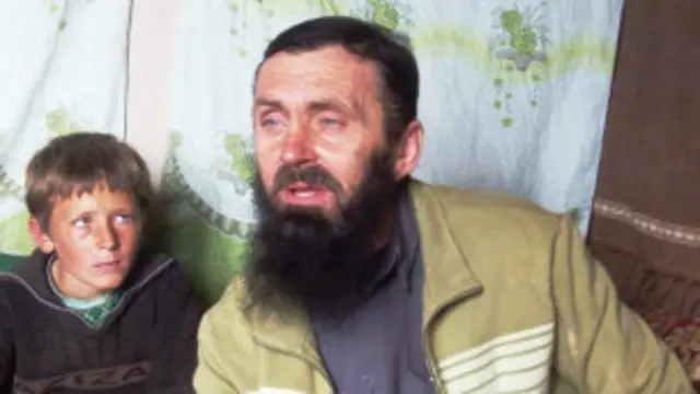 نور محمد د غور دودیزې جامې اغوستې او په غورۍ لهجه خبرې کوي