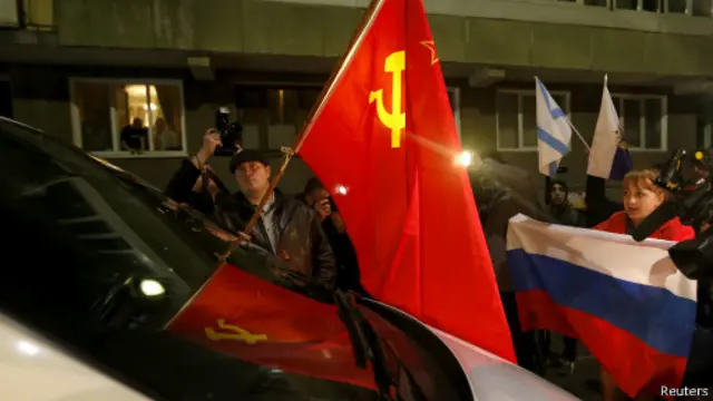 Машина Роберта Серри и демонстранты