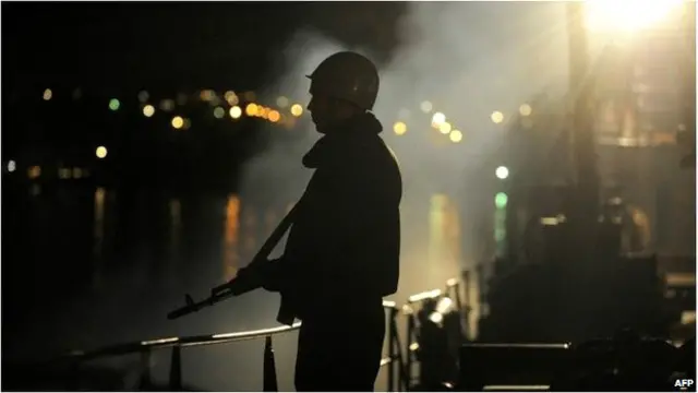 सेवास्तोपोल में एक यूक्रेनी जहाज़ की पहरेदारी करता एक सैनिक