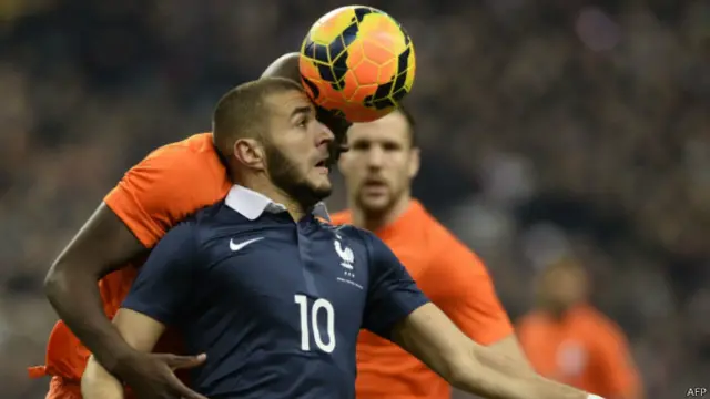 Penyerang Prancis, Benzema dikepung pemain Belanda.