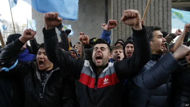 Крымские татары в Симферополе протестуют против местных властей и поддерживают новое правительство в Киеве (фото 26 февраля 2014 года)