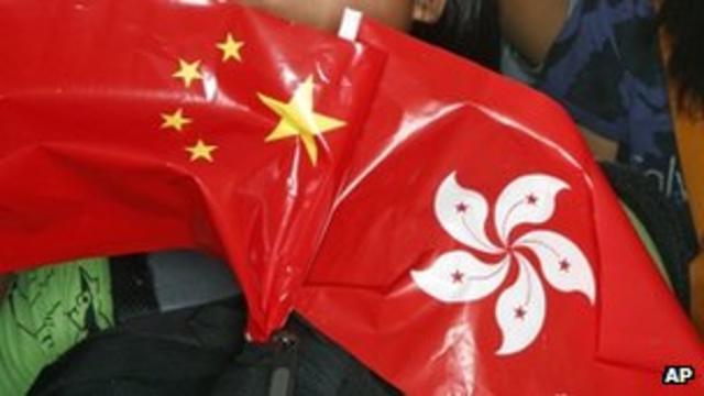 中国国旗与香港区旗（资料图片）