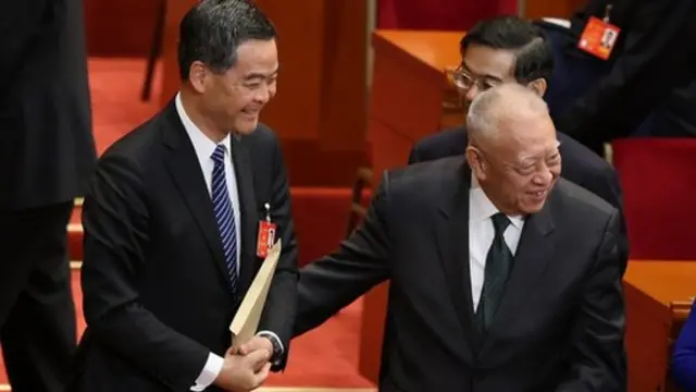 香港前特首董建华和现任特首梁振英在2014年3月的人大会议上