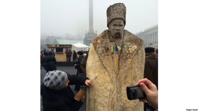 Свого Шевченка роблять і на Майдані Незалежності. Долучитися до створення скульптури може кожен охочий. 