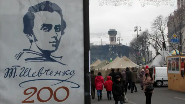 Олег Шупляк також став автором офіційного логотипу до 200-річчя Тараса Шевченка. Він каже, що йому приємно бачити свою роботу на Майдані.