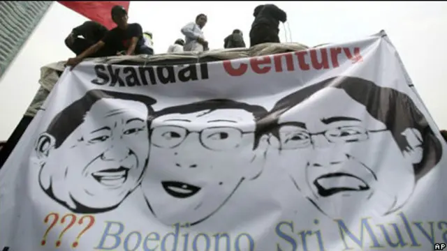 DPR menganggap penalangan Bank Century bermasalah, dan menuntut pejabat terkait harus bertanggungjawab.