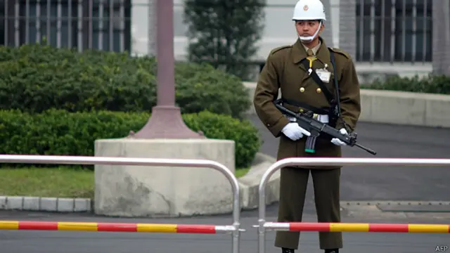 一名台湾宪兵在总统府前持枪站岗（26/1/2014）