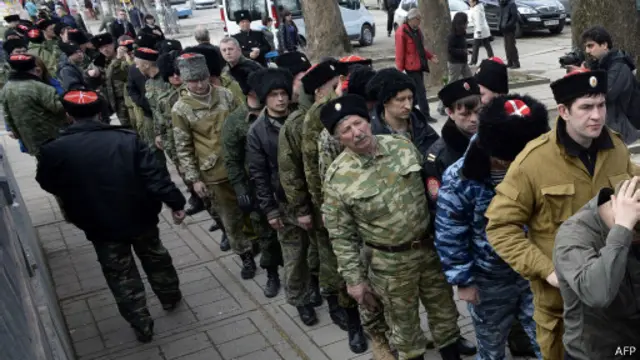 Пророссийские добровольцы у здания ВС Крыма