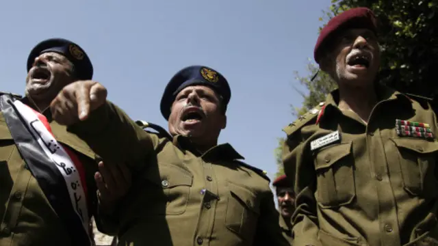 رجال من الشرطة والجيش شاركوا في مظاهرات مطالبة بإسقاط الحكومة.