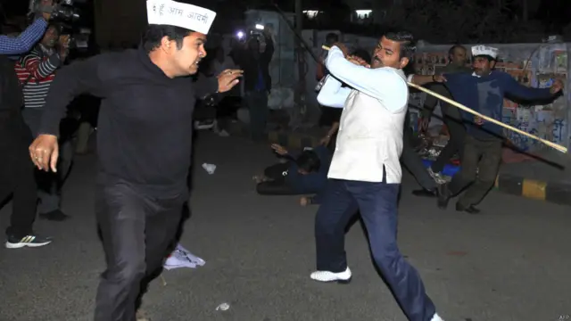 انتخابات کی تاریخوں کے اعلان کے ساتھ ہی گذشتہ روز دہلی میں بھارتیہ جنتا پارٹی اور عام آدمی پارٹی کے حامیوں میں جھگڑا ہوا۔