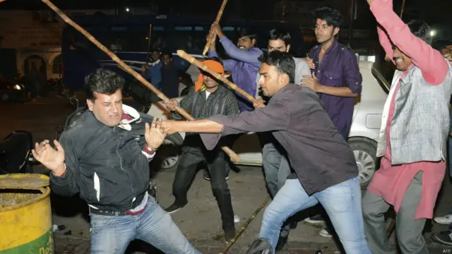 دہلی میں بدھ کو بھارتیہ جنتا پارٹی کے کارکنوں نے عام آدمی پارٹیوں کے حامیوں کی پٹائی کر دی۔