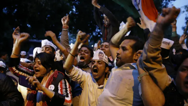 عام آدمی پارٹی کے کارکن بھارتیہ جنتا پارٹی کے دہلی میں دفتر کے باہر مظاہرہ کر رہے تھے۔