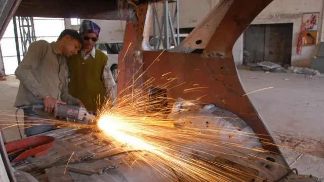 انتخابی مہم کے لیے تیار کی جانے والی گاڑیوں کو بم اور بلٹ پروف بنانے کے لیے بھی انتظامات کیے گئے ہیں۔