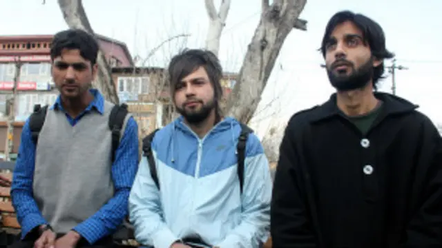 کشمیر واپس پہنچنے پر طلبہ نے احتجاجی مظاہرہ کرنے کی کوشش کی