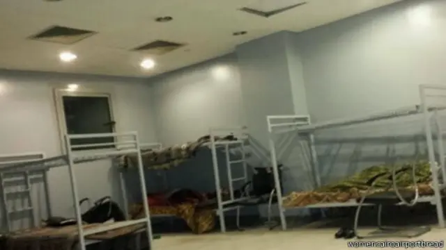 النسوة كن يقمن في هذه الغرفة بمطار القاهرة قبل ترحيلهن.