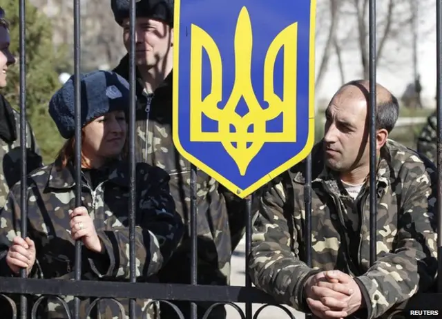 Lực lượng Ukraine ở Crimea bị lính thân Nga canh giữ