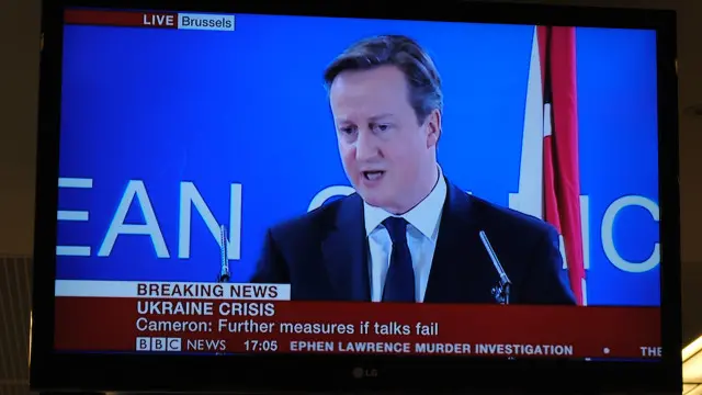 Thủ tướng David Cameron của Anh trả lời truyền hình tại Brussels về Nga