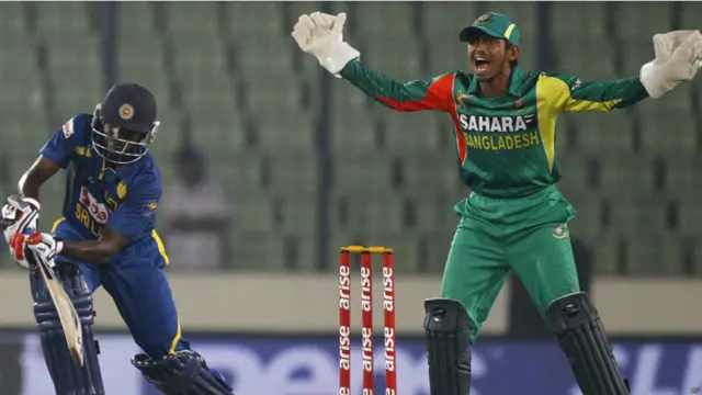 سری لنکا کی بیٹنگ ابتدا میں ہی مشکلات کا شکار ہوگئی اور صرف چار اوروں میں اس کے تین نامور بلے باز پویلین لوٹ گئے۔