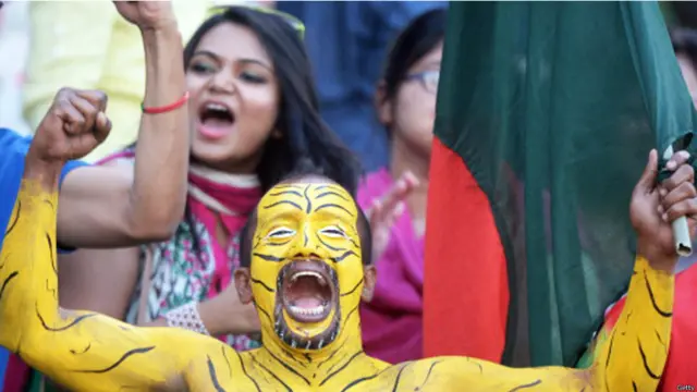بنگلہ دیش کے تماشائی اپنے ٹیم کی حوصلہ افزائی کرتے ہوئے