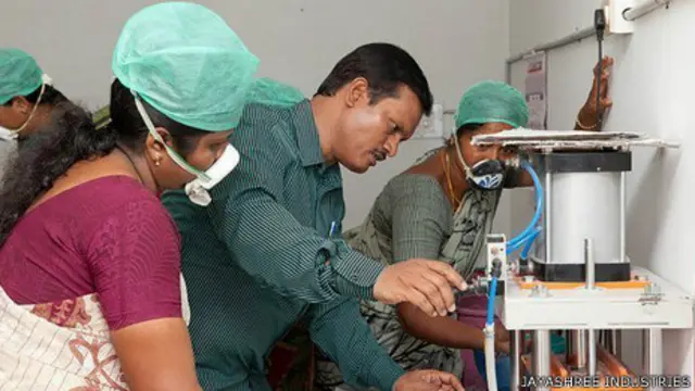 Muruganantham enseñando a usar la máquina