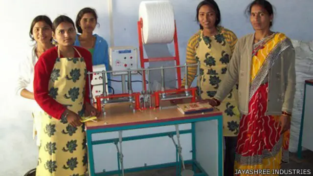 Estudiantes productoras de toallas higiénicas