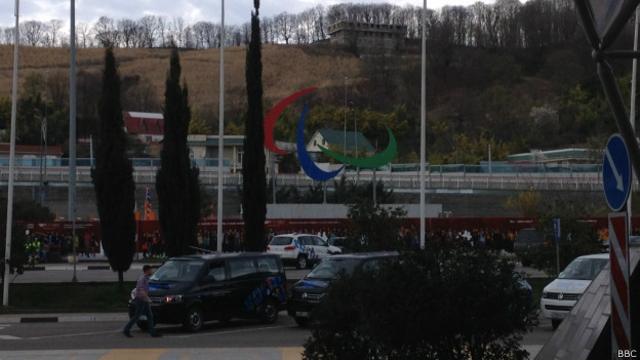 Олимпийские кольца в Сочи сменила паралимпийская символика - полусферы красного, синего и зеленого цвета на белом фоне