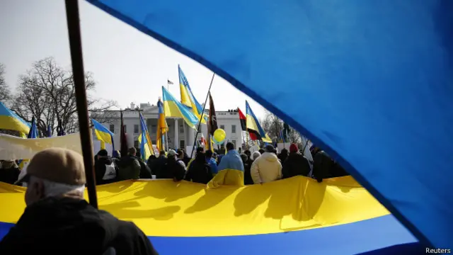 Manifestantes pratidários da Ucrânia pedem apoio dos EUA em Washington (foto: Reuters)