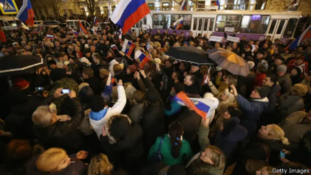 مواطنون يحتشدون في مدينة سيفاستوبول في القرم تأييدا للانضمام إلى روسيا