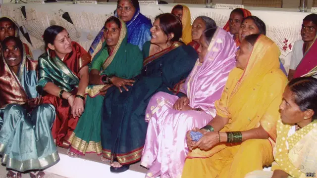 मनन सहकारी देसी बैंक की सदस्यों के साथ इसकी संस्थापक चेतना गला सिन्हा.