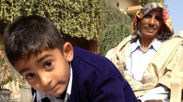 नवीन पांच साल की है और उसकी मां, राजो देवी 75 साल कीं.