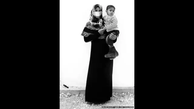 ان بچوں میں سے اکثر اس خیمہ بستی کو ہی اپنا گھر سمجھتے ہیں۔ 35 سالہ نسرین نے شام میں لڑائی کے باعث ملک چھوڑا، اس تصویر میں وہ اپنے ایک سالہ بیٹے فیصل کے ہمراہ ہیں۔