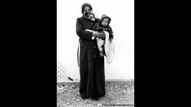 35 برس کی حالہ چھ ماہ کے ثمر کو اٹھائے ہوئے ہیں۔ وہ کہتی ہیں کہ ’میں ایک سال اور ایک ماہ سے اردن میں ہوں۔ جب میں نے شام چھوڑا اس وقت میں حاملہ تھی۔ ایک شیل نے ہمارا گھر تباہ کر دیا اور ہمیں وہاں سے نکلنا پڑا۔ میں اپنا وقار گنوانے پر موت کو ترجیح دو ں گی۔‘