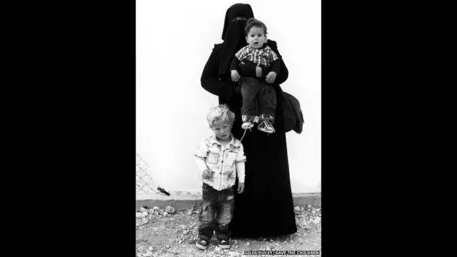 ’میں ایک سال دو ماہ سے زعتری کیمپ میں ہوں۔‘ 30 سالہ سوہا ایک برس کے رامی اور تین برس کے ہادی کے ساتھ ہیں۔ وہ کہتی ہیں ’یہاں سب سے بدترین چیز بیمار ہونا ہے۔ سخت موسم اور گندگی کے باعث صحت مند رہنا دشوار ہے۔ حالانکہ اردن میں شام کی نسبت علاج کروانا آسان ہے۔ ہمارے شام چھوڑنے سے قبل طبی سہولیات پر حملے ہو رہے تھے اس لیے وہاں جانا مشکل تھا۔ اپنی پرانی زندگی کو پیچھے چھوڑ آنا بہت کٹھن اور مایوس کن ہے۔ یہاں میں مکمل تنہائی میں کا شکار ہوں۔‘