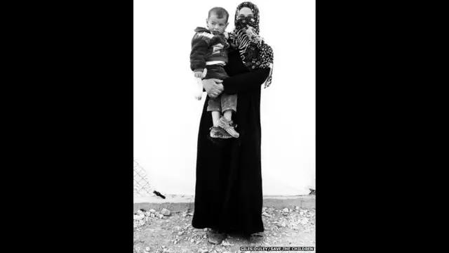 ڈولےکہتے ہیں کہ ’مہاجرین کی طرف دیکھنا اور یہ کہنا آسان ہے کہ یہ مختلف ہیں اور آپ کو ان کہانی سمجھ نہیں آتی۔ لیکن جب آپ اسے اس نظر سے دیکھتے ہیں ایک خاندان ہے جو اپنے بچوں کو سکول بھیجنا چاہتا ہے، ان کے لیے بیت الخلا چاہتا ہے، اسے اس بات کی فکر ہے کہ انہیں خوراک کیسے دی جائے اور انہیں کیسے گرم رکھا جائے، اس وقت آپ کو اس حقیقت کا احساس ہوتا ہے کہ یہ دنیا کے کسی بھی دوسری خاندان جیسا ایک خاندان ہے۔ لیکن وہ یہ سب انتہائی مشکل حالات میں کر رہے ہیں۔‘ اس تصویر میں30 سالہ ملک اپنے تین سالہ بیٹے بدر کے ساتھ ہیں۔