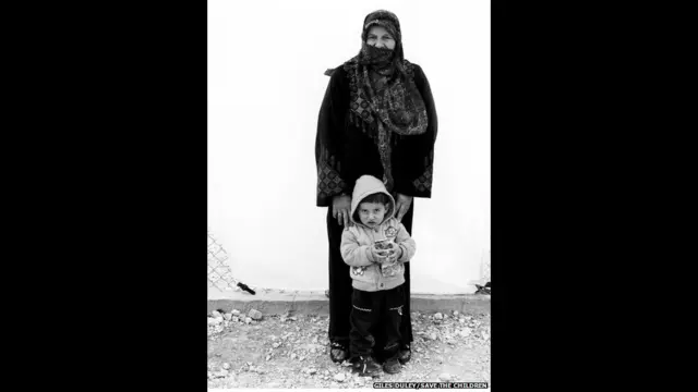 ڈولے کا کہنا ہے کہ ’میں اپنی تصاویر میں لوگوں کو دکھانا چاہتا تھا نہ کہ مہاجرین کی خیمہ بستی کو اسی لیے میں نے لوگوں کو ایک سفید پس منظر کے ساتھ عکس بند کیا تاکہ یہ خیمہ بستی سے الگ ہو جائیں اور تصویر صرف ان کی کہانی بیان کرے۔‘ اس تصویر میں فدا اپنے تین سالہ پوتے باسم کے ساتھ ہیں۔