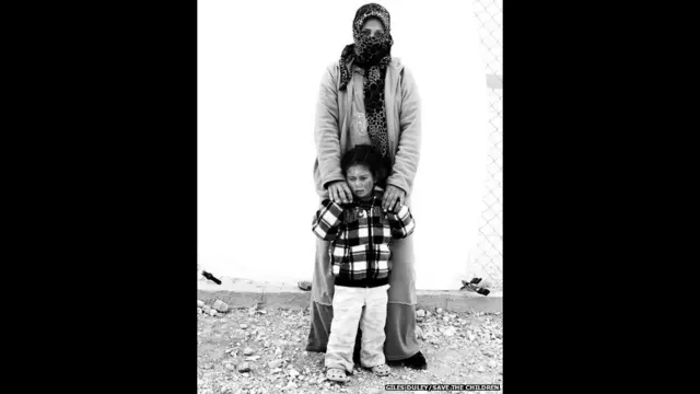 ’مجھے میرا گھر یاد آتا ہے۔ ماں ہونے کے ناطے اپنے بچوں کی ضروریات پوری کرنے میں مشکلات سب سے تکلیف دہ چیز ہیں۔ میں خدا کی اس تحفظ کے لیے شکر گزار ہوں لیکن یہاں ہر دن ایک جد وجہد ہے۔ میں شام میں اپنی معمول کی زندگی کو یاد کرتی ہوں۔‘ 32 سالہ بسما کی پانچ برس کی بیٹی ھنا ہے۔ وہ کہتی ہیں ’میں اپنے بچوں کے تعلیم کے لیے پریشان ہوں۔ اس کے بغیر ان کا کوئی مستقبل نہیں ہے۔ میں جلد از جلد اپنے بچوں کے ساتھ شام واپس جانا چاہتی ہوں تاکہ میرے بچوں کا ایک اچھا مستقبل ہو۔ میں امید کرتی ہوں کہ میرے بچے بڑھ لکھ کر ڈاکٹر اور ٹیچر بنیں۔‘