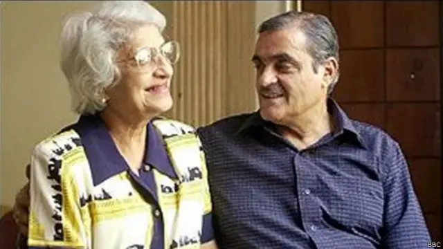 नरी कांट्रैक्टर अपनी पत्नी के साथ