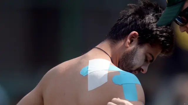 احمد شہزاد نے بنگلہ دیش کے خلاف سنچری سکور کی لیکن وہ شاہد آفریدی کے چھکوں کی دھوم میں دب سے گئی۔