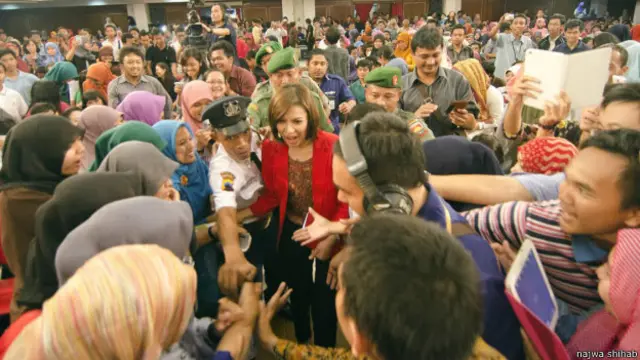 Najwa dikerubuti oleh para penggemarnya di sebuah acara di Solo, Jateng.
