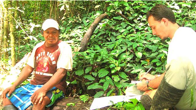 Rodrigo Cámara-Leret documentando el uso de las palmas en la Amazonía.