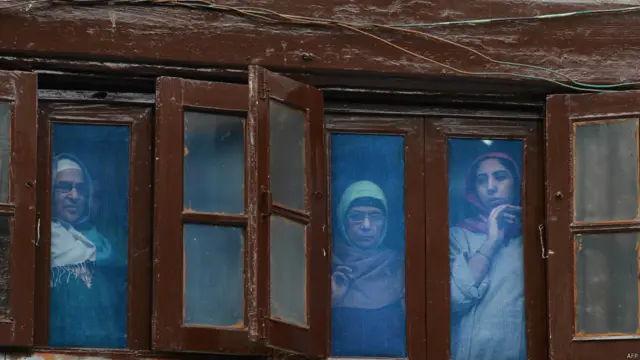 قرب و جوار کے گھروں کی کھڑکیوں سے خواتین ان مظاہروں کو دیکھتی رہیں۔