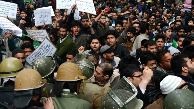 مظاہرے میں کشمیری مسلمانوں کی بڑی تعداد نے شرکت کی اور بھارت سے علیحدگی کے حق میں نعرے لگائے۔