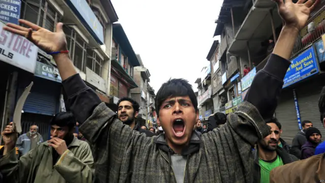 کشمیر طلبا کو بھارت کی یونیورسٹی سے نکالے جانے پر لوگوں کی طرف سے شدید رد عمل سامنے آیا ہے۔