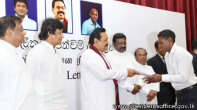 තැපැල්කරුවන් 386 ක ගේ සේවය පසුගියදා ආණ්ඩුව ස්ථිර කළේය