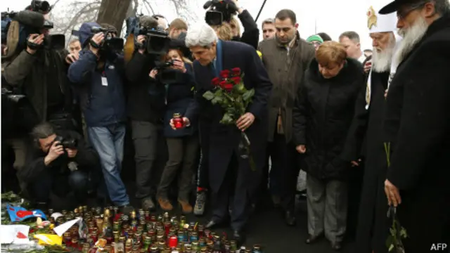 John Kerry, secretario de Estado de Estados Unidos, deja una ofrenda en la plaza Maidan de Kiev