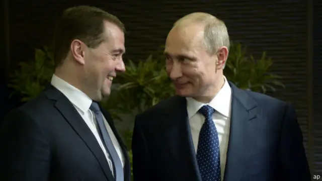 Кремлга кўра, Путин ва Медведев ҳозиргача "энг кам ҳақ тўланган" давлат одамлари бўлишган